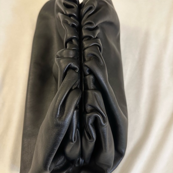 100% authentic Bottega Veneta The Pouch leather clutch. In black. - Picture 3 of 9